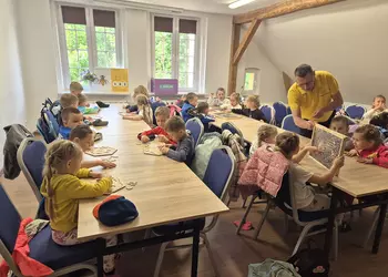 Przedszkolaki podczas zajęć edukacyjnych w pasiece.