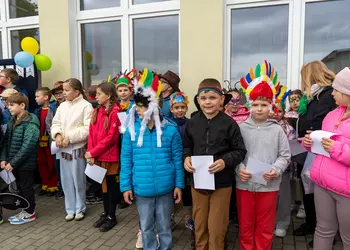 Najmłodsi uczniowie w indiańskich przebraniach