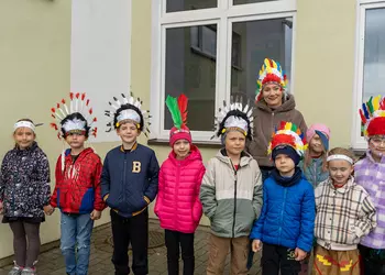 Przedszkolaki z grupy 0a w indiańskich przebraniach