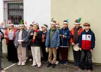Uczniowie klasy 2a w przebraniach i z instrumentami muzycznymi