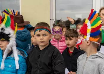 Uczniowie klasy pierwszej w indiańskich przebraniach