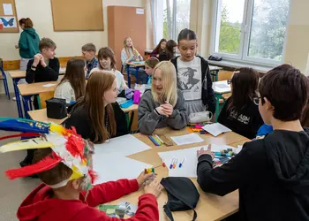 Uczniowie klasy szóstej wykonują plakat