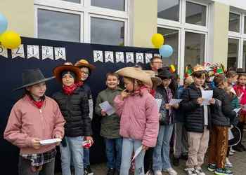 Uczniowie śpiewają piosenkę