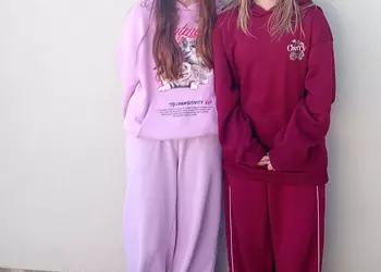 Dziewczęta z klasy 5 w dresowych stylizacjach