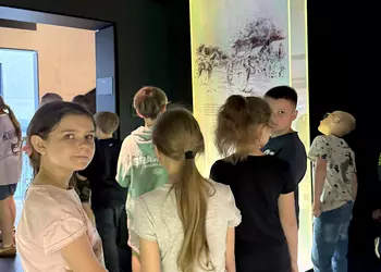 Uczniowie podczas zwiedzania muzeum