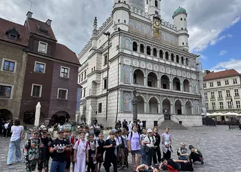 Uczniowie przed poznańskim ratuszem