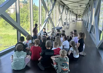 Uczniowie słuchają opowieści przewodnika