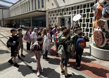 Uczniowie zwiedzają poznański Stary Rynek