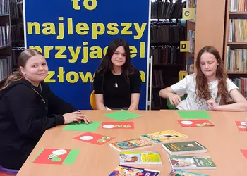 Dziewczęta z klasy 5 podczas zajęć bibliotecznych