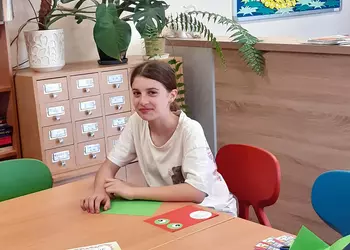 Michalina wykonuje pracę plastyczną