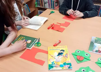 Uczniowie klasy 5 wykonują zakładki do książek