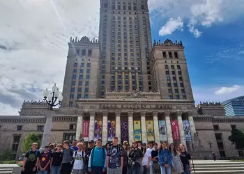 Uczestnicy wycieczki przed Pałacem Nauki i Kultury