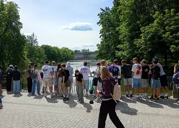 Uczestnicy wycieczki przezd Pałacem na Wodzie