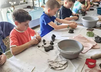 Chłopcy pracują z gliną