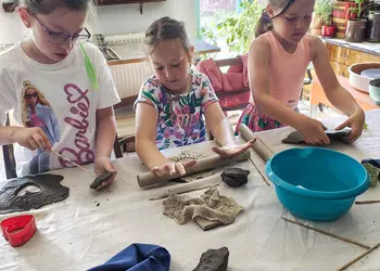 Dziewczęta podczas zajęć w garncarni- kawiarni Na Garnuszku