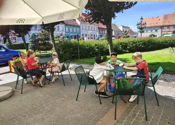 Uczniowie klasy pierwszej w kawiarence