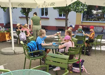 Uczniowie w kawiarence jedzą lody