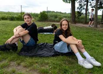 Dziewczęta z klasy 5 odpoczywają na trawie