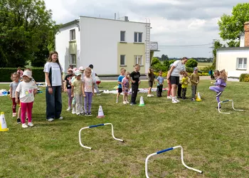 Przedszkolaki podczas konkurencji spotrowych