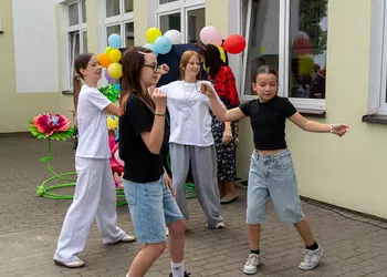 Taniec uczennic klasy 6a