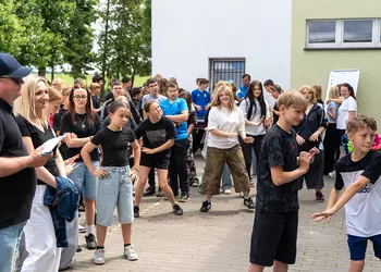 Uczniowie całej szkoły podczas tańca