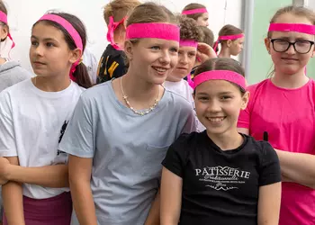 Uczniowie klasy 4 w opaskach na głowach