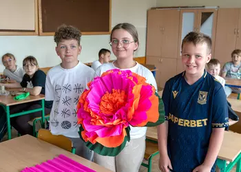 Uczniowie klasy 4 z wykonanym  kwiatem