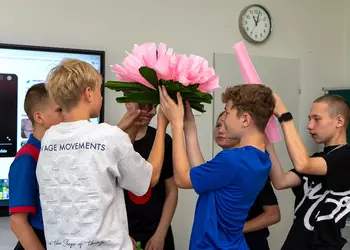 Uczniowie klasy 7 wykonują papierowy kwiat