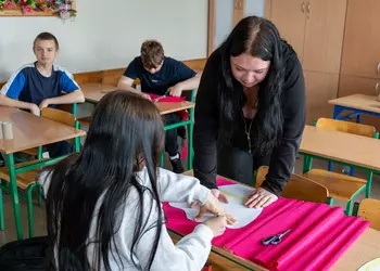 Uczennice klasy 8a wykonują papierowy kwiat