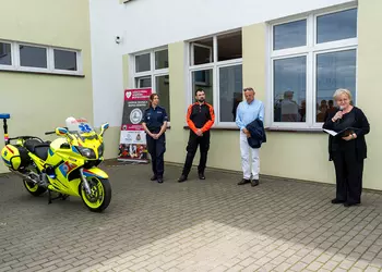 Pani dyrektor wita przybyłych gości