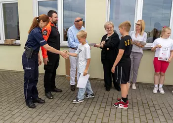 Uczniowie klasy 4 otrzymują certyfikaty