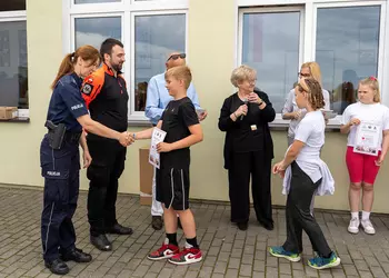 Uczniowie klasy 4 odbierają certyfikaty