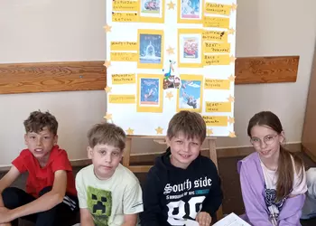 Uczniowie klasy 3b czytają młodszym kolegom