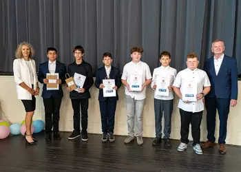 Laureaci pierwszego, drugiego i trzeciego miejsca wśród uczniów klas 4-6 podczas uroczystej gali wrę