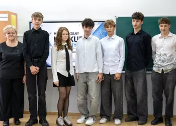 Laureaci pierwszego, drugiego i trzeciego miejsca wśród uczniów klas 7-8