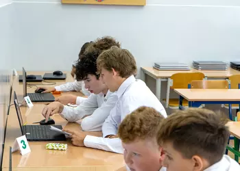 Uczniowie klasy 8 w trakcie pracy nad zadaniami konkursowymi