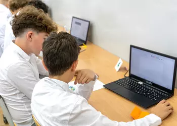 Uczniowie rozpoczynają pracę nad grafiką komputerową