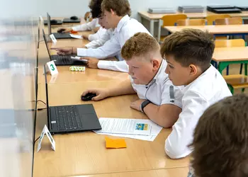 Uczniowie w trakcie pracy nad zadaniami konkursowymi