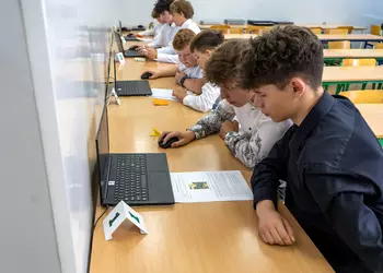 Uczniowie wykonują zadania