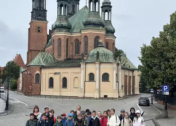 Uczniowie przed katedrą w Poznaniu