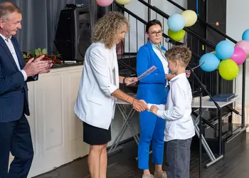 Marcel odbiera nagrodę z rąk Burmistrz Śmigla