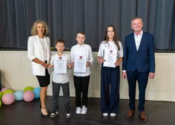 Uczniowie klas 4-6 nagrodzeni za zdobycie czołowych miejsc w konkursie ortograficznym
