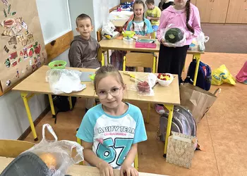Klasa 1a przygotowuje sałatkę z owoców