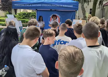 Przy stoisku Powiatowej Stacji Sanitarno - Epidemiologicznej