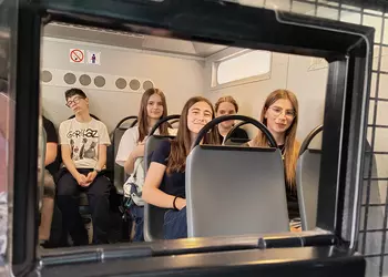 Uczniowie w więźniarce