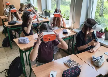 Uczniowie klasy 6 w goglach VR