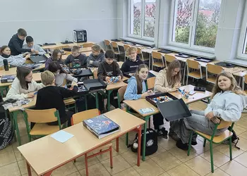 Uczestnicy Koła Młodego Konstruktora budują z klocków Apitor X.