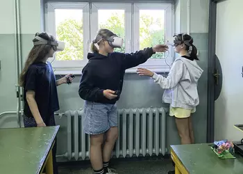 Uczestniczki koła młodego konstruktora poznają gogle VR