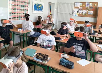 Uczniowie klasy 6 doświadczają wirtualnej rzeczywistości