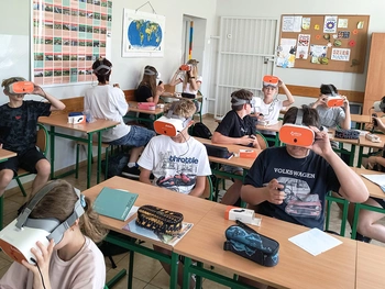 Uczniowie klasy 6 doświadczają wirtualnej rzeczywistości